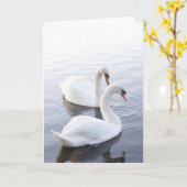 Carte Two Swans Swimming on Tranquil Lake (Fleur jaune)