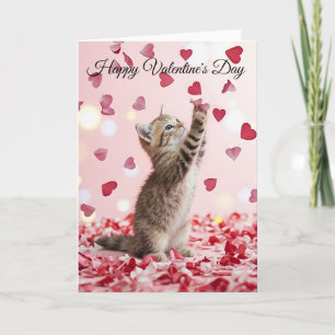 Carte Un adorable chaton attrape des pétales de cœur pou