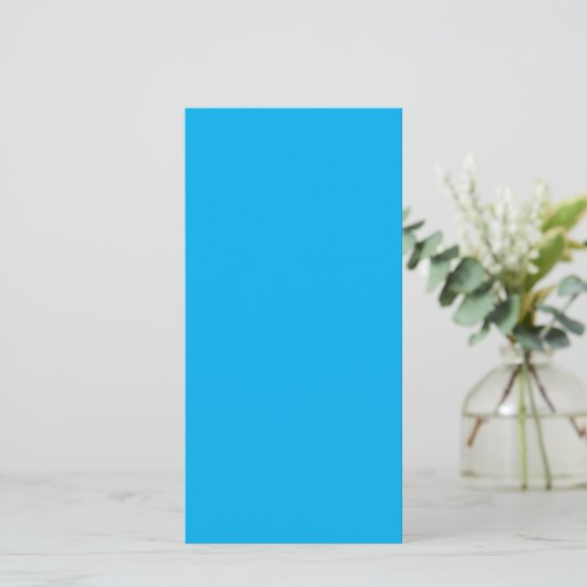Carte Un fond bleu vif uni remplit (Debout devant)