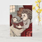 Carte Un hérisson dans une couverture lisant un livre à (Fleur jaune)