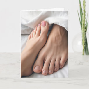 Carte Un homme anniversaire et les pieds d'une femme au