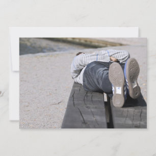 Carte Un jeune homme chevauche le banc
