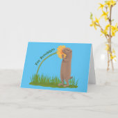 Carte Un mignon chien de prairie reniflant la caricature (Fleur jaune)