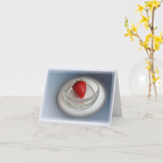 Carte Une fraise dans une tasse (Fleur jaune)