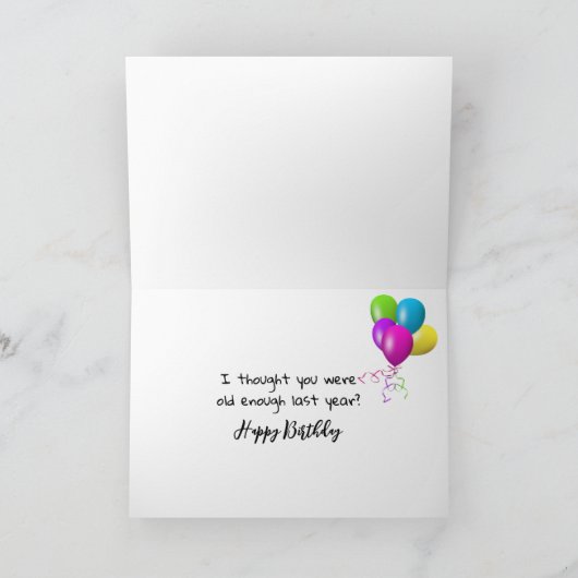 Carte Vache d'anniversaire sur une clôture (Intérieur)