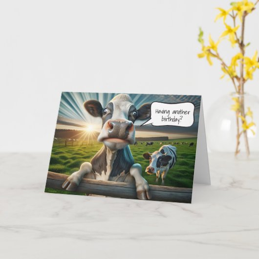 Carte Vache d'anniversaire sur une clôture (Fleur jaune)
