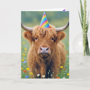 Carte Vache des Highlands avec chapeau de fête d'anniver