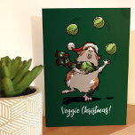 Carte Véguin Noël ! Guinéen Pig En Jonglage Des Germes<br><div class="desc">Une carte de Noël amusante pour un végétarien ou végétalien, avec un cobaye en chapeau santa et un foulard de Noël décoré de saints et de cloches, jonglant avec des pousses (un aliment de base du dîner de Noël britannique qui divise l'opinion). Le texte par défaut dit "Veggie Christmas !"...</div>