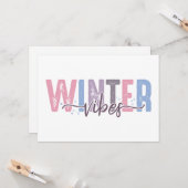 Carte Vibes d'Hiver - Typographie Douce Pastel (Devant/Arrière en situation)