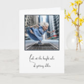 Carte Vielle Dame Dansant Sur City Street Vent (Fleur jaune)