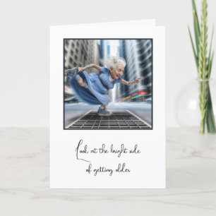 Carte Vielle Dame Dansant Sur City Street Vent