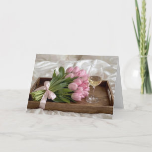 Carte Vin d'anniversaire et tulipes roses sur des draps