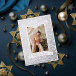 Carte vintage Happy Hanoukka Holiday Photo Foil<br><div class="desc">Véritable feuille Bannière Happy Hanoukka avec branches illustrées encadrant une photo de portrait. Choisissez votre couleur de feuille : or,  argent ou or rose,  et couleur de fond. Ajoutez d'autres photos à l'arrière ou écrivez un message.</div>