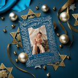 Carte vintage Happy Hanoukka Holiday Photo Foil<br><div class="desc">Véritable feuille Bannière Happy Hanoukka avec branches illustrées encadrant une photo de portrait. Choisissez la couleur du cadre,  calque svg. Choisissez votre couleur de feuille : or,  argent ou or rose,  et couleur de fond. Ajoutez d'autres photos à l'arrière ou écrivez un message.</div>