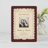 Carte Vintage Paper Lace Burgundy Save the Date (Debout devant)