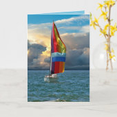 Carte voilier avec spinaker arc-en-ciel sur l'eau (Fleur jaune)