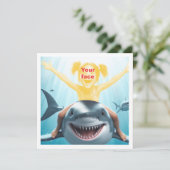 Carte Votre enfant chevauchant un requin bébé, grand req (Debout devant)