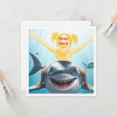 Carte Votre enfant chevauchant un requin bébé, grand req (Devant/Arrière en situation)