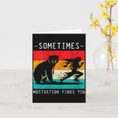 Carte Womens Sometimes Motivation Finds You Funny Quote  (Fleur jaune)