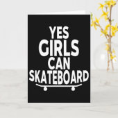 Carte Yes Girls Can Skateboard - Funny Skateboarding  (Fleur jaune)