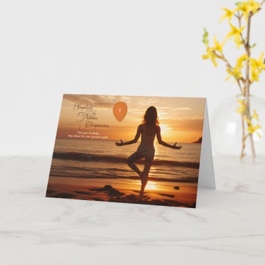 Carte Yoga sur la plage Anniversaire (Fleur jaune)