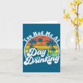 Carte You Had Me At Day Drinking Funny Retro Beach Summe (Fleur jaune)