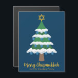 Cartes aimables Merry Chrismukkah Tree<br><div class="desc">Cette mignonne carte magnétique Merry Chrismukkah présente un arbre de Noël vert décoré avec des ornements dreidel bleus et une étoile juive de David or en haut pour Hanoukka de combiner les 2 vacances pour une famille qui célèbre les deux. magnets cool.</div>