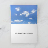 Cartes de diplômes et argent dans le ciel (Intérieur)