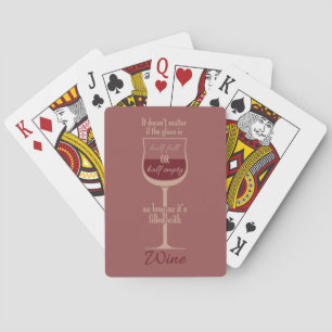 Cartes de jeu en verre de vin rouge