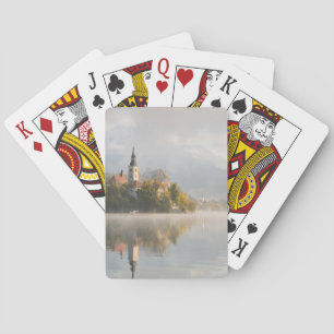 Cartes de jeu saignées par lac brumeux de lever de