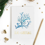 Cartes de Noël de plage uniques Aquarelle Corail d<br><div class="desc">Les cartes de Noël uniques de Do Tell A Belle sont un choix charmant à envoyer à vos amis et à votre famille cette saison. Elles sont ornées de corail marin aquarelle dans les tons bleus. Les "SEAS & GREETINGS" du mot sont placés dans une feuille d'or pressée en lettres...</div>