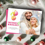 Cartes de Noël rose et Joyeux & Bright Photo<br><div class="desc">Ce modèle unique de carte de Noël rose dispose d'un design magenta moderne avec des ornements originaux de vacances en aquarelle dans des tons vifs de rose, vert et rouge. Le salut "Merry & Bright" est magnifiquement affiché dans une police de caractères serif traditionnelle sur un arrière - plan blanc...</div>