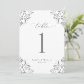 Cartes de numéro de table de mariage gris argenté (Debout devant)