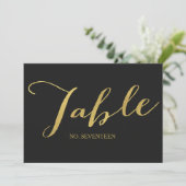 Cartes de numéro de table en écriture dorée chic (Debout devant)
