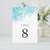 Cartes de numéro de table sous une douche de lumiè (Debout devant)