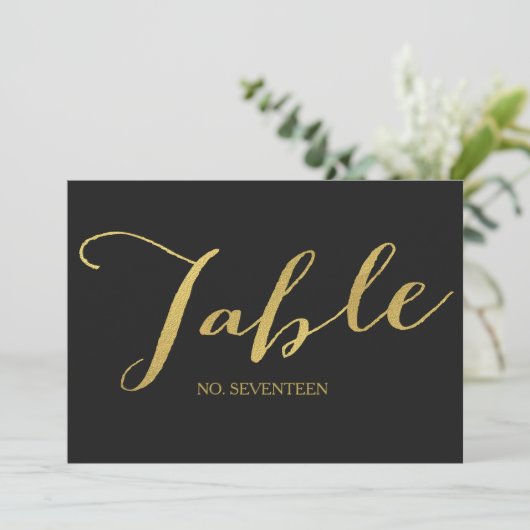 Cartes de numéros de table en écriture dorée chic (Debout devant)