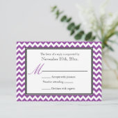 Cartes de réponse RSVP blanc et violet Chevron (Debout devant)