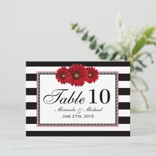 Cartes de table de mariage aux marguerites rouges  (Debout devant)