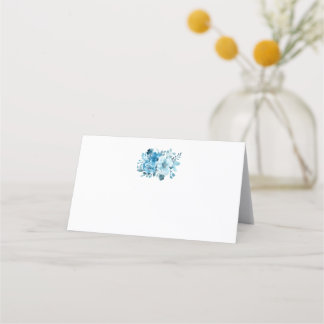 Cartes de table fleuries bleues sous tente