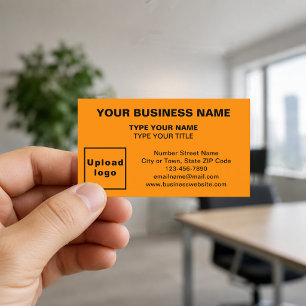 Cartes de visite orange alignées au centre
