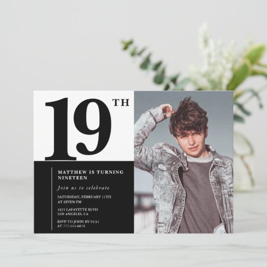Cartes d'invitation d'anniversaire 19 ans noires É (Debout devant)