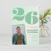 Cartes d'invitation d'anniversaire 26 ans garçon d (Debout devant)