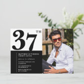 Cartes d'invitation d'anniversaire 37 ans noir et  (Debout devant)