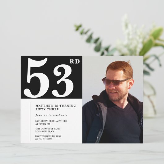 Cartes d'invitation d'anniversaire 53 ans en noir  (Debout devant)
