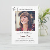 Cartes d'invitation d'anniversaire 57 ans modernes (Debout devant)