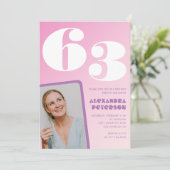 Cartes d'invitation d'anniversaire 63 ans Rose Pho (Debout devant)