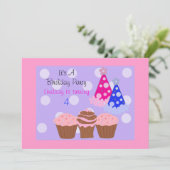 Cartes d'invitation d'anniversaire avec Cupcakes e (Debout devant)