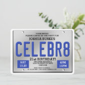 Cartes d'invitation d'anniversaire avec plaque d'i (Debout devant)