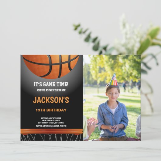 Cartes d'invitation d'anniversaire de basketball O (Debout devant)