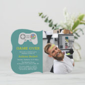 Cartes d'invitation de fête de Bachelor 'Game Over (Debout devant)